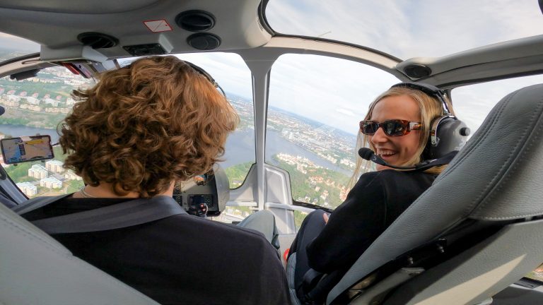 Cabina de helicóptero en vuelo